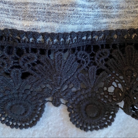 Pullover with lace detail - Picture 4 of 8